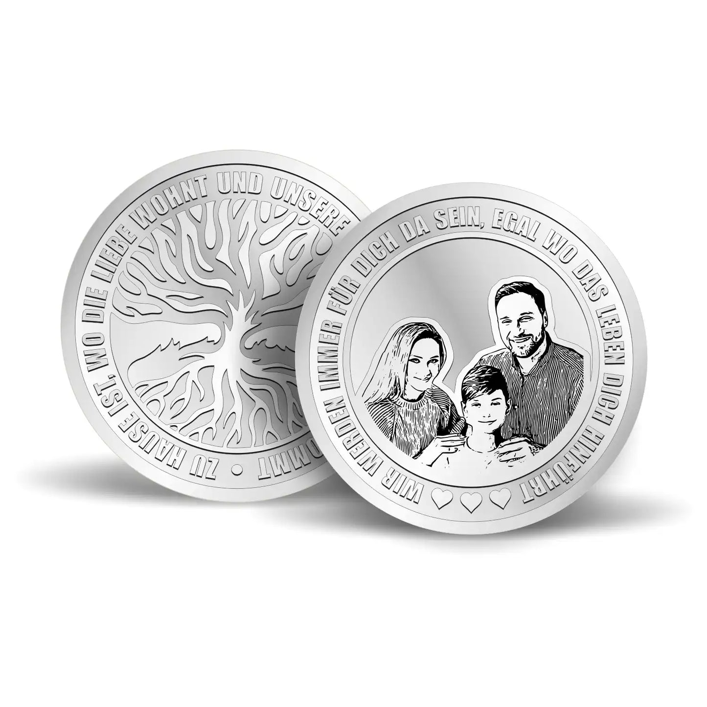 Auf einer Seite ist der Baum des Lebens zu sehen, der für Wachstum und Stärke steht, während die andere Seite ein personalisiertes Familienporträt darstellt. Ein emotionales und individuelles Andenken.