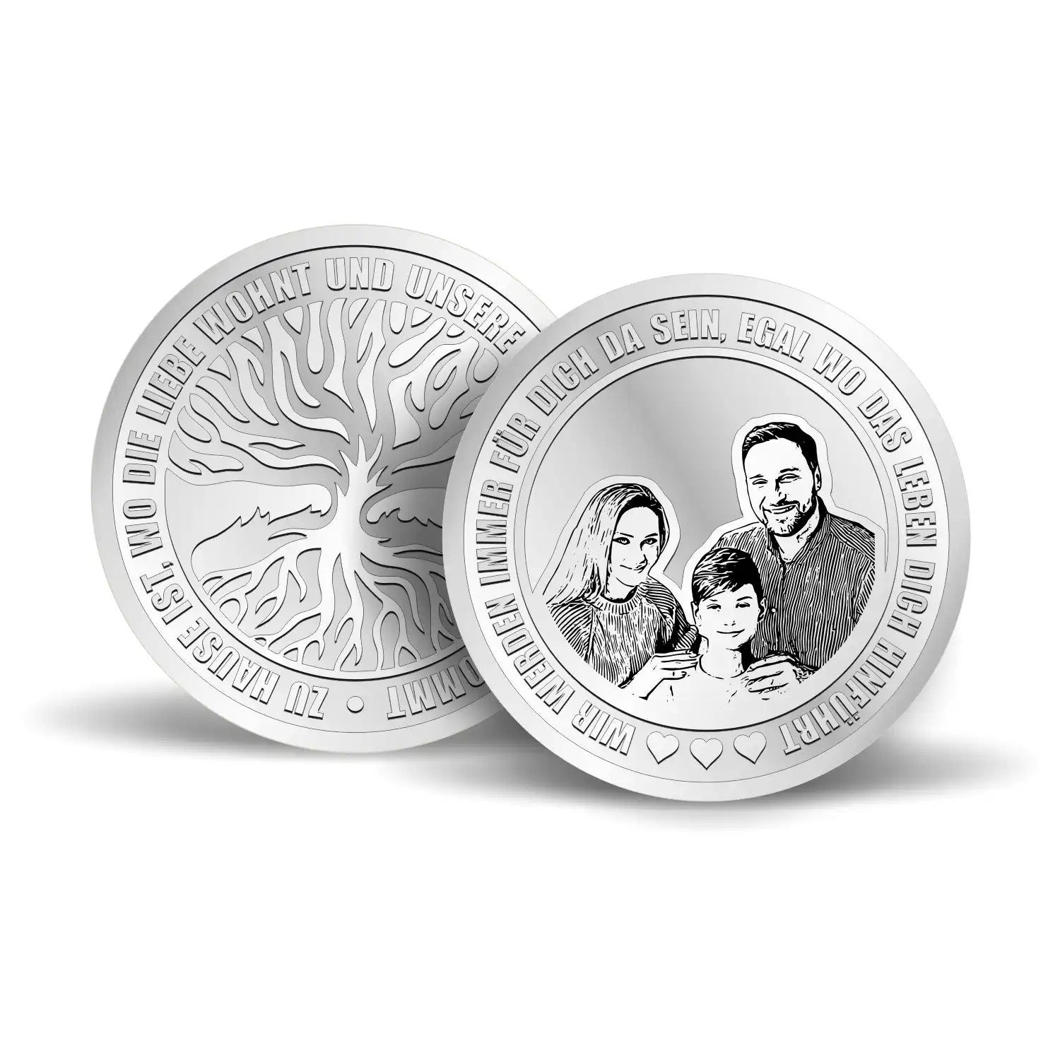Auf einer Seite ist der Baum des Lebens zu sehen, der für Wachstum und Stärke steht, während die andere Seite ein personalisiertes Familienporträt darstellt. Ein emotionales und individuelles Andenken.