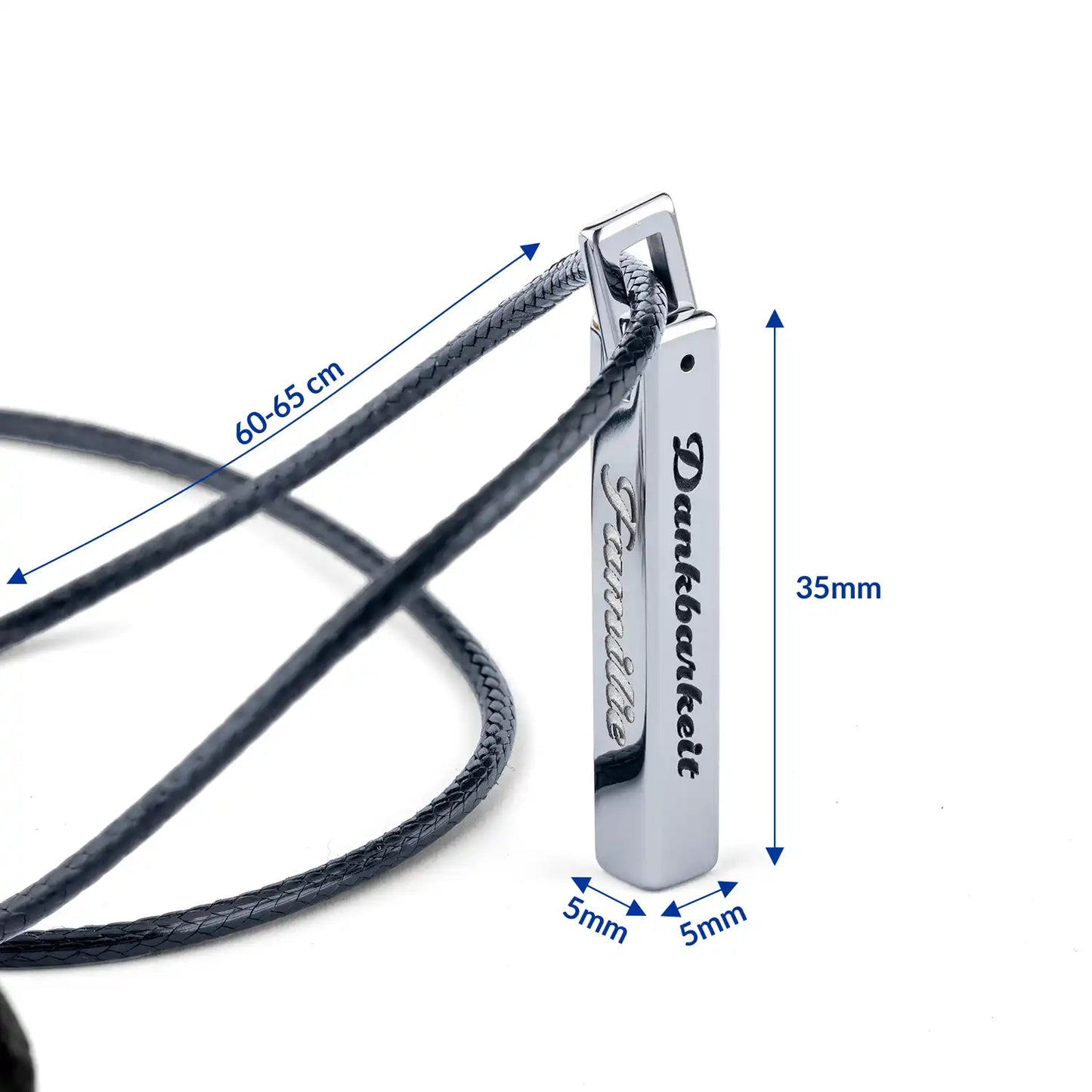 Tungsten-Anhänger mit Gravur – Detaillierte Maße (35 mm x 5 mm x 5 mm) mit Lederband (60–65 cm) und Edelstahlkarabiner.
