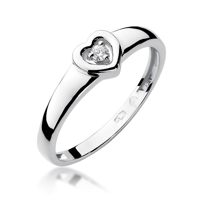 Silberner Verlobungsring mit einem herzförmigen Diamanten, frontal abgebildet. Der Ring zeigt eine glänzende Oberfläche und ein klares Herzdesign.