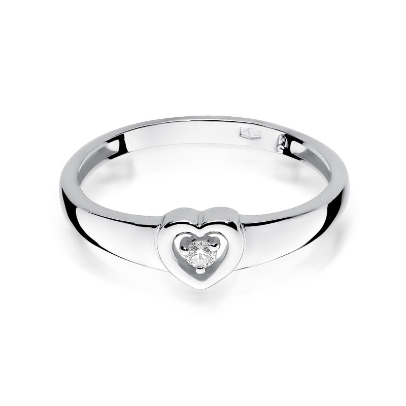 Silberner Verlobungsring mit einem herzförmigen Diamanten, von oben betrachtet. Der Diamant ist zentral im Herzdesign gefasst und funkelt.