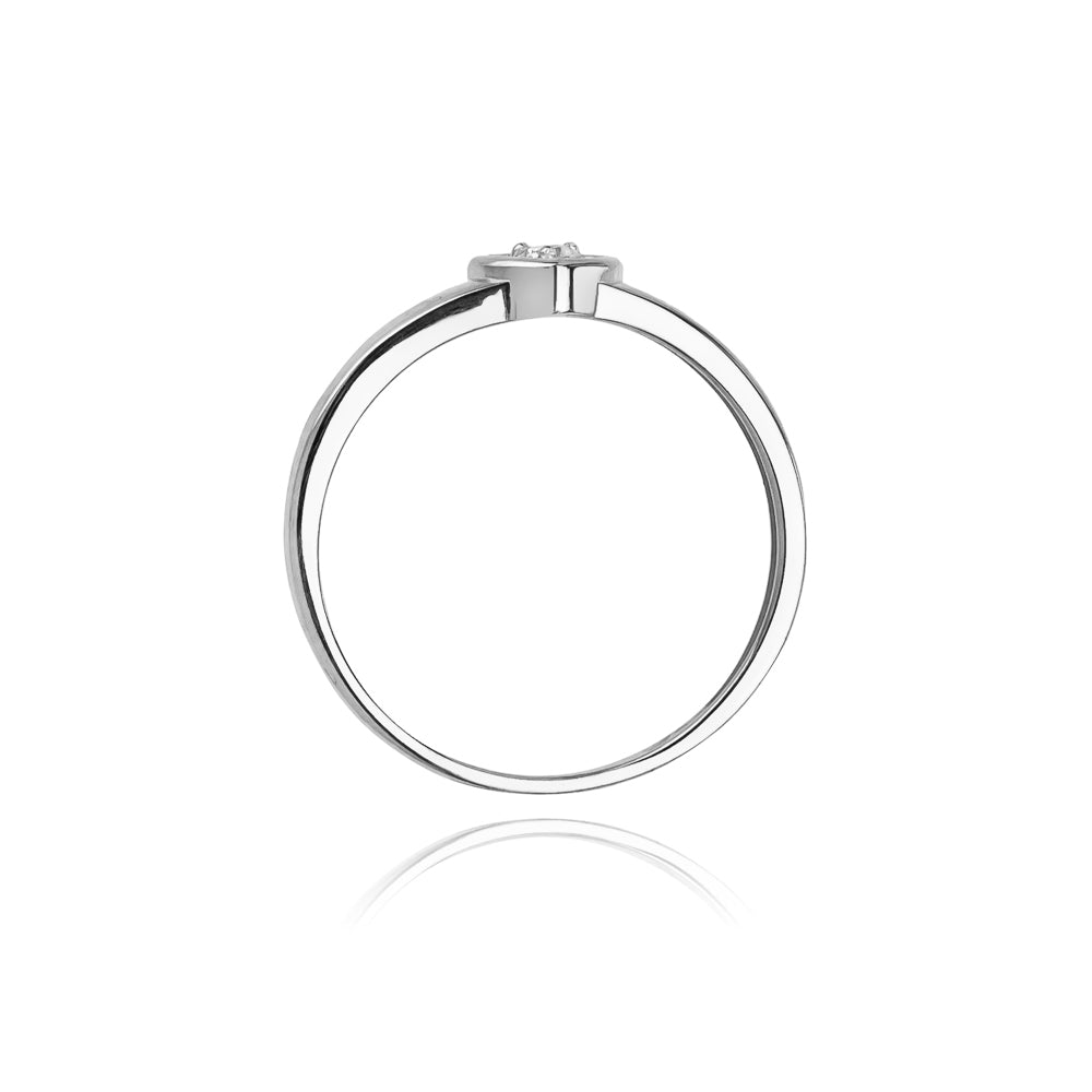 Silberner Verlobungsring mit einem herzförmigen Diamanten, seitlich abgebildet. Der Ring hat eine schmale Ringschiene und eine glänzende Oberfläche.
