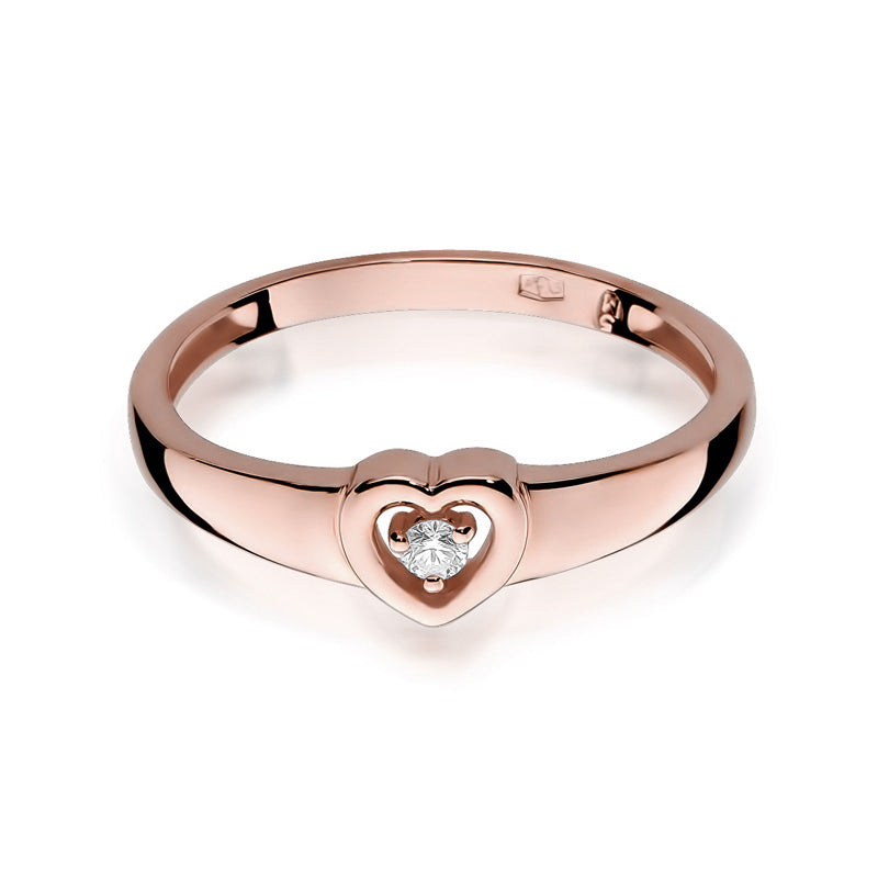 Roségoldener Verlobungsring mit einem herzförmigen Diamanten, von oben betrachtet. Der Diamant ist zentral im Herzdesign gefasst und funkelt.