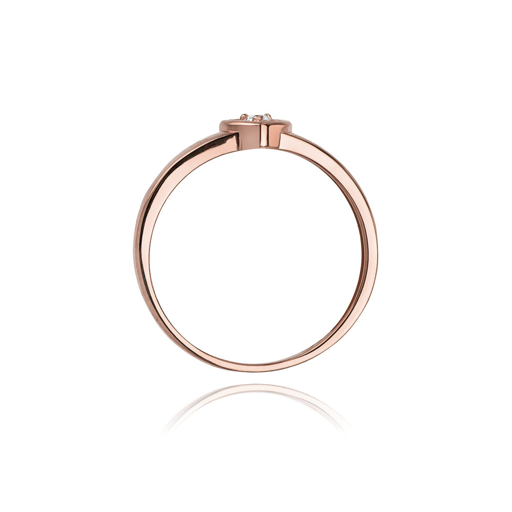 Roségoldener Verlobungsring mit einem herzförmigen Diamanten, seitlich abgebildet. Der Ring zeigt eine schmale Ringschiene und eine glänzende Oberfläche.