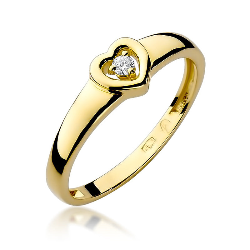 Goldener Verlobungsring mit einem herzförmigen Diamanten, frontal abgebildet. Der Ring zeigt glänzende Oberflächen und eine klare Herzform.
