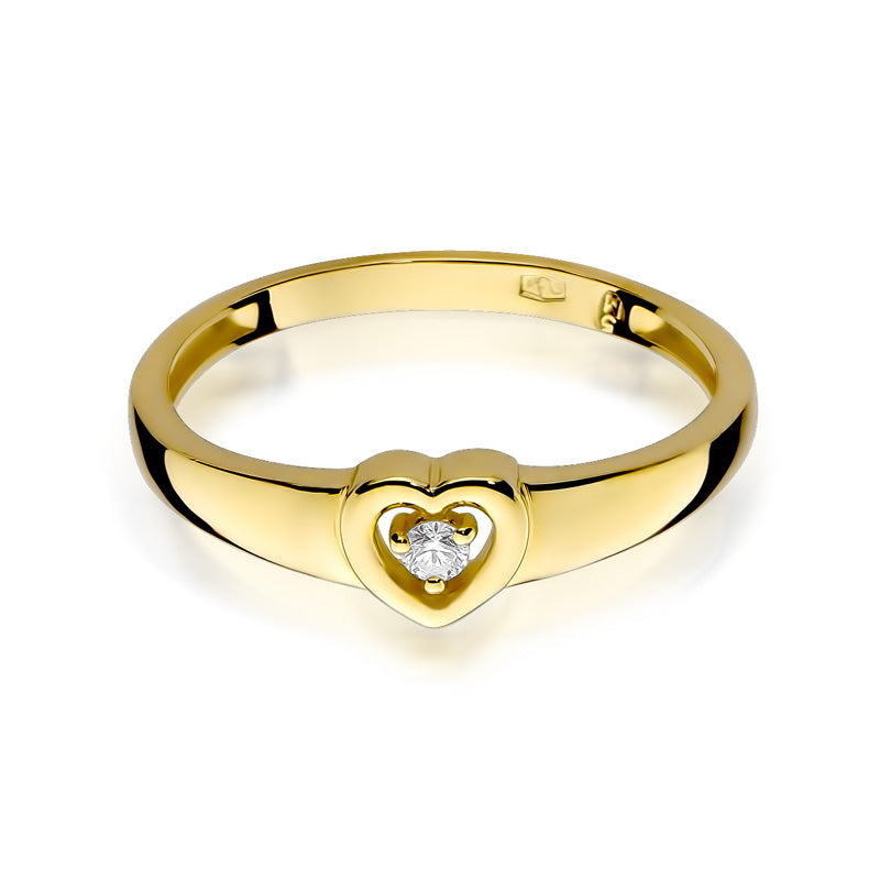 Goldener Verlobungsring mit einem herzförmigen Diamanten, von oben betrachtet. Der Diamant ist in der Mitte des Herzens gefasst und funkelt.