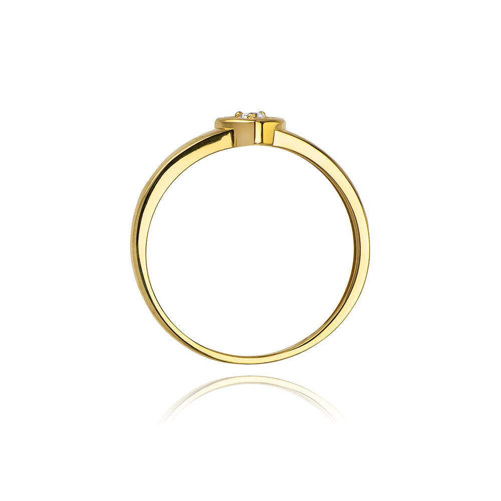 Goldener Verlobungsring mit einem herzförmigen Diamanten, seitlich abgebildet. Die schlanke Ringschiene betont das Herzdesign und den Diamanten.