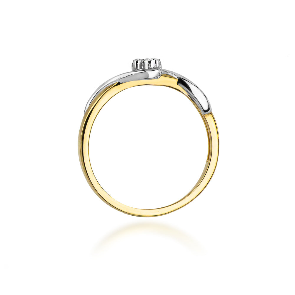Ein Seitenprofil des Verlobungsrings aus Gold 585 zeigt die geschwungene Form und die erhabene Cluster-Fassung der sieben Diamanten. Der Ring hat eine schlanke, aber robuste Struktur.