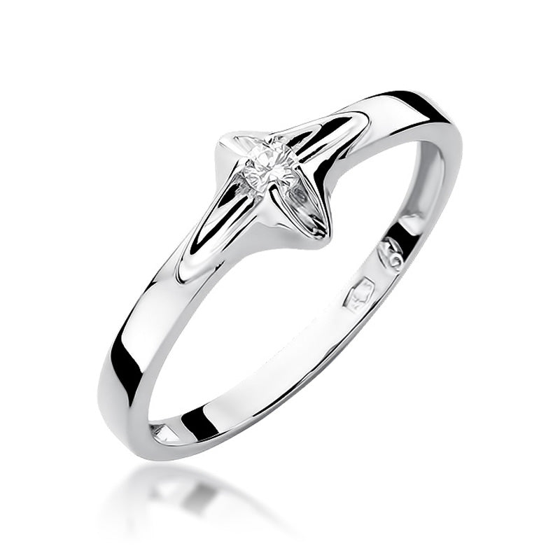 Das Bild zeigt einen silbernen Verlobungsring aus 585er Gold mit einem Diamanten in einer stilvollen Fassung. Der Ring glänzt und präsentiert den Diamanten in der Mitte der Fassung.