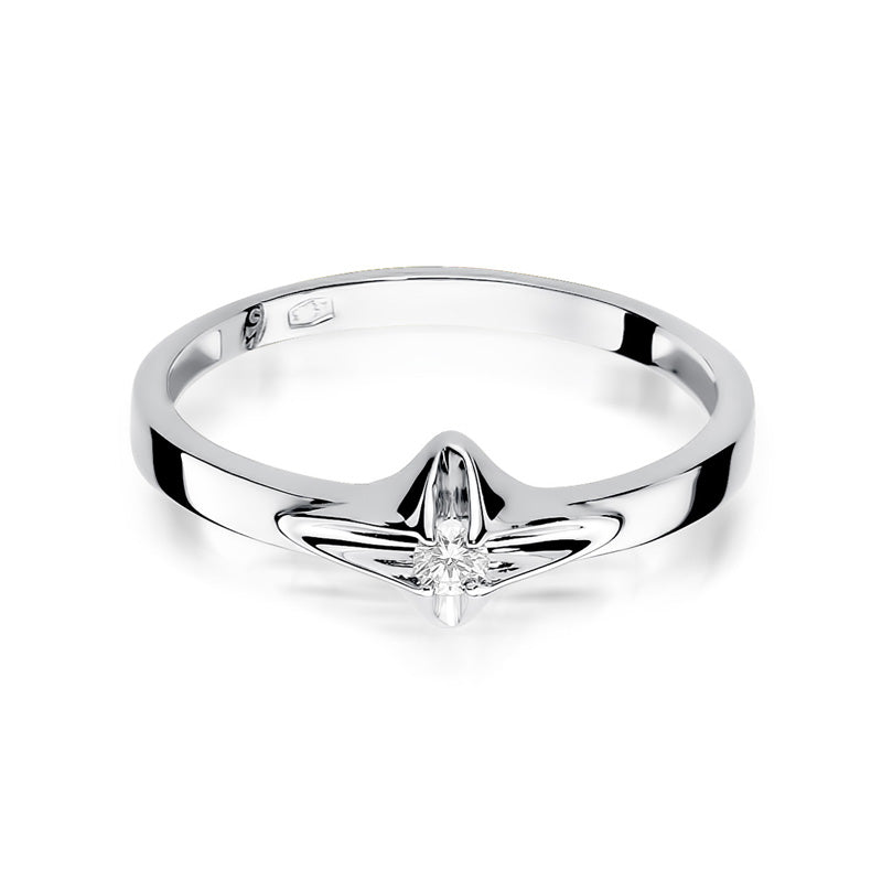Der Verlobungsring aus 585er Gold mit einem Diamanten wird in einer Nahaufnahme dargestellt. Der Ring hat eine glänzende Oberfläche und zeigt den Diamanten in einer eleganten Fassung.