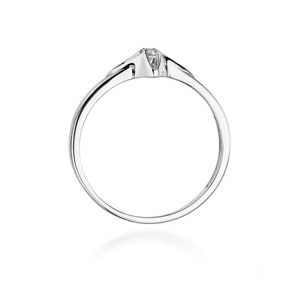 Eine seitliche Ansicht eines silbernen Verlobungsrings aus 585er Gold mit einem Diamanten. Die Fassung des Diamanten ist elegant und der Ring hat eine glänzende Oberfläche.