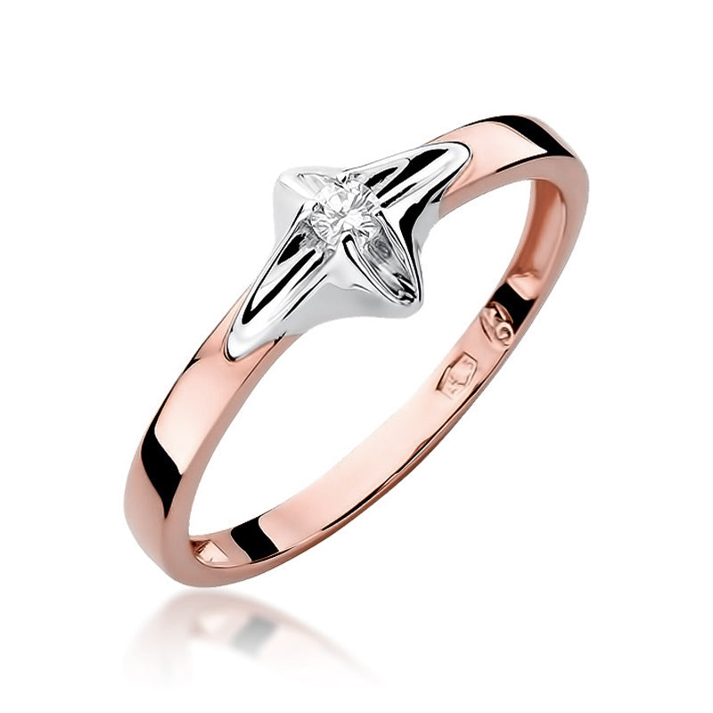 Das Bild zeigt einen roségoldenen Verlobungsring aus 585er Gold mit einem Diamanten in einer stilvollen Fassung. Der Ring glänzt und präsentiert den Diamanten in der Mitte der Fassung.