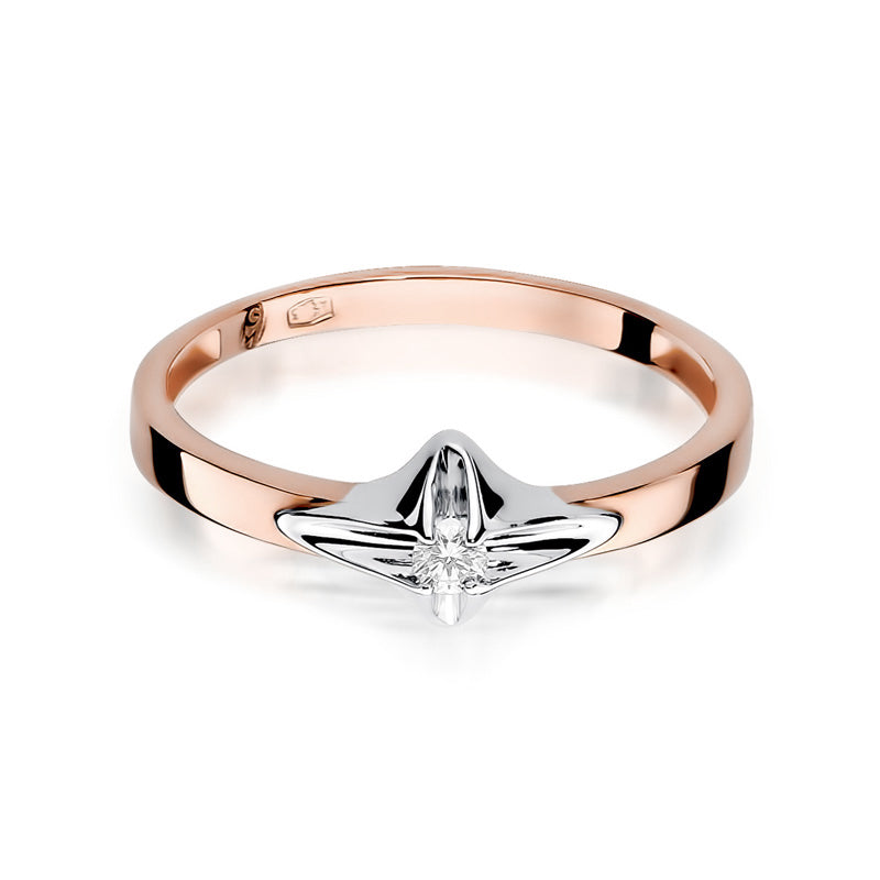 Der Verlobungsring aus 585er Gold mit einem Diamanten wird in einer Nahaufnahme dargestellt. Der Ring hat eine glänzende Oberfläche und zeigt den Diamanten in einer eleganten Fassung.