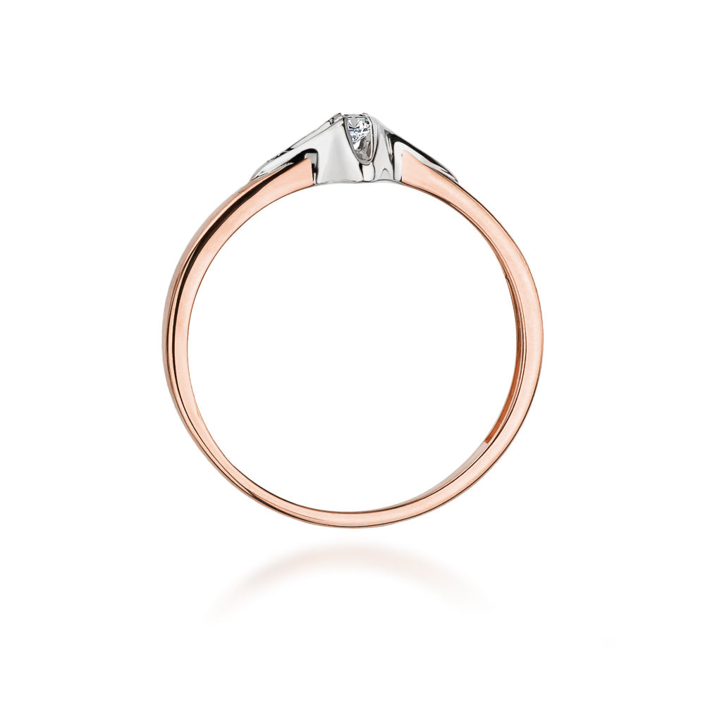 Eine seitliche Ansicht eines roségoldenen Verlobungsrings aus 585er Gold mit einem Diamanten. Die elegante Fassung des Diamanten ist gut sichtbar und der Ring hat eine glatte und glänzende Oberfläche.