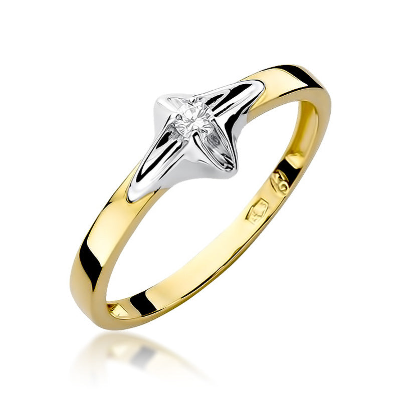 Das Bild zeigt einen goldenen Verlobungsring aus 585er Gold mit einem Diamanten in einer stilvollen Fassung. Der Ring glänzt und präsentiert den Diamanten in der Mitte der Fassung.