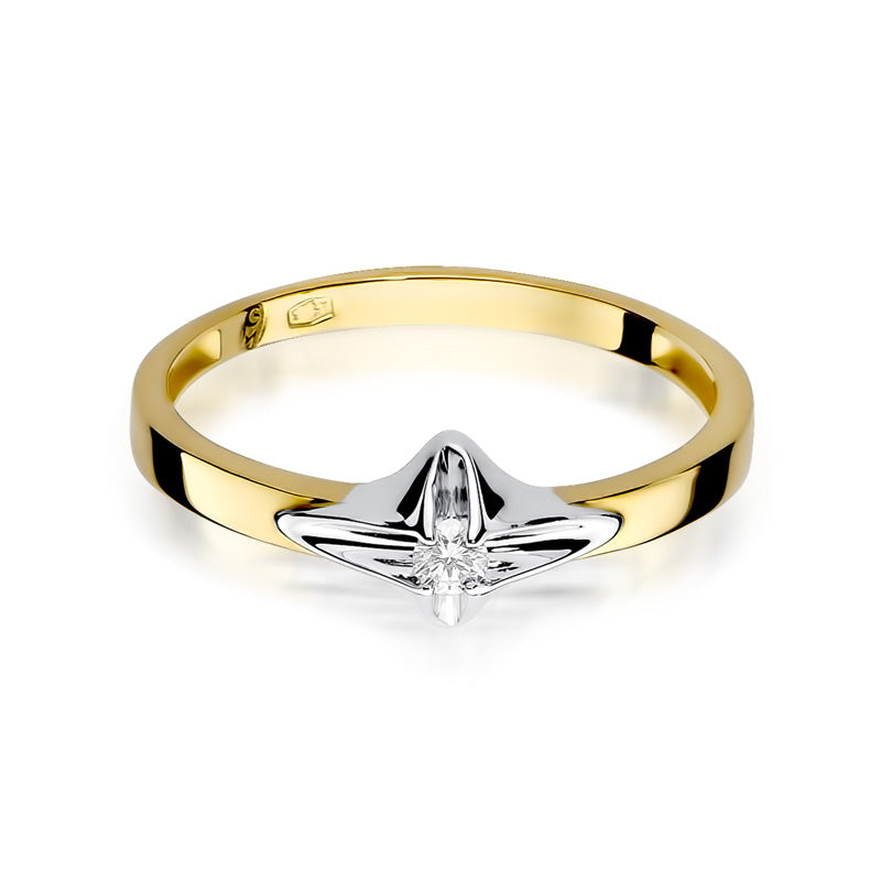 Eine seitliche Ansicht des goldenen Verlobungsrings aus 585er Gold mit einem Diamanten. Die elegante Fassung des Diamanten ist gut sichtbar und der Ring hat eine glatte und glänzende Oberfläche.
