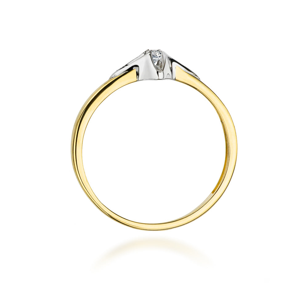 Der Verlobungsring aus 585er Gold mit einem Diamanten wird in einer Nahaufnahme dargestellt. Der Ring hat eine glänzende Oberfläche und zeigt den Diamanten in einer eleganten Fassung.