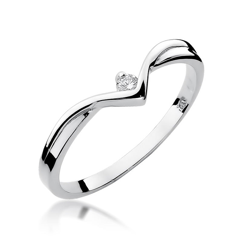 Zweifarbiger Verlobungsring aus weißem Gold 585 mit einem runden Diamanten, der am Finger getragen wird.