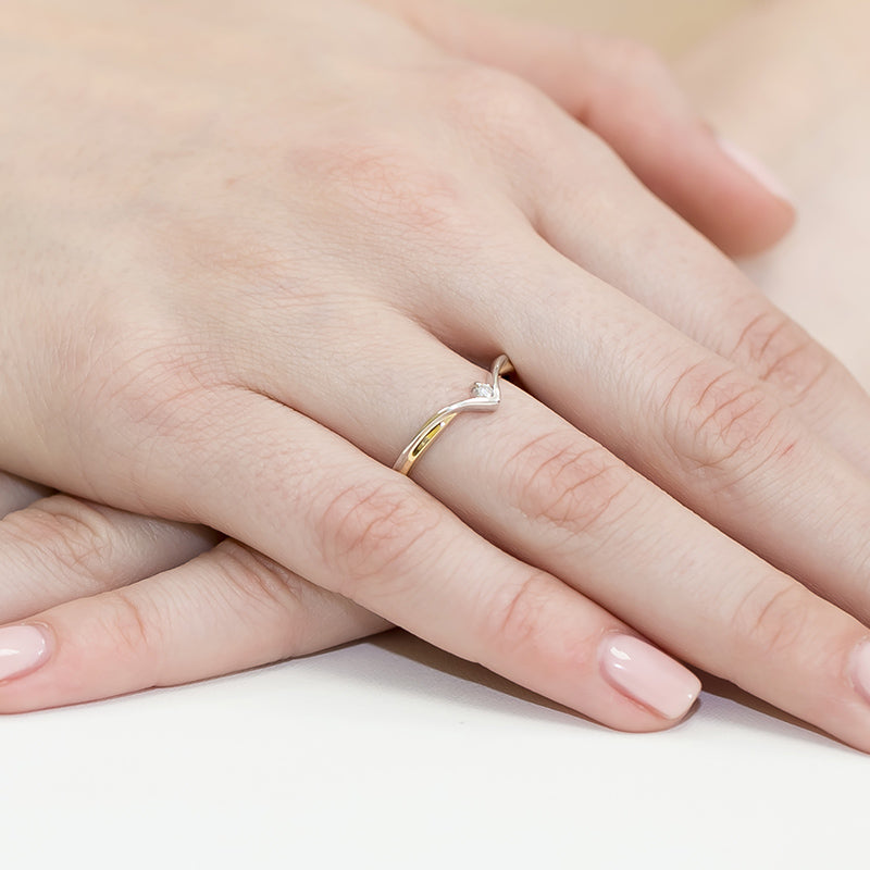 Eleganter Verlobungsring aus zweifarbigem Gold 585 mit einem runden Diamanten von 0,04 ct.