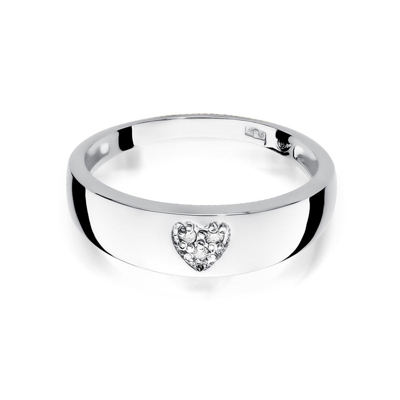 Hier ist ein silberner Ring mit einem herzförmigen Diamanten zu sehen. Das Herz ist mit mehreren kleinen Diamanten besetzt und der Ring hat eine glatte, glänzende Oberfläche.