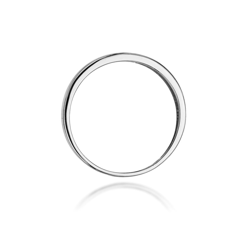 Dieses Bild zeigt einen silbernen Ring von der Seite. Der Ring hat eine glatte, glänzende Oberfläche und liegt auf einer weißen Oberfläche.