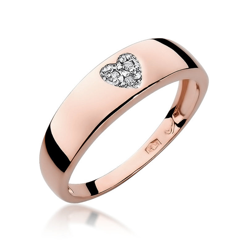 Dieses Bild zeigt einen roségoldenen Ring mit einem herzförmigen Diamanten in Nahaufnahme. Der Ring hat eine glatte, glänzende Oberfläche und das Herz ist mit kleinen Diamanten besetzt.