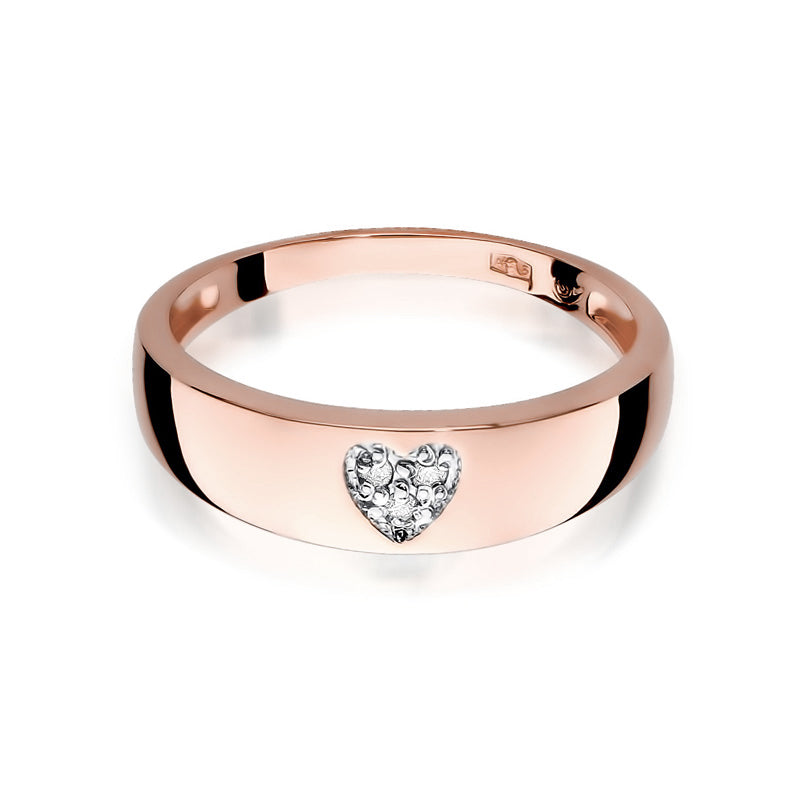 Hier ist ein roségoldener Ring mit einem herzförmigen Diamanten zu sehen. Das Herz ist mit mehreren kleinen Diamanten besetzt und der Ring hat eine glatte, glänzende Oberfläche.