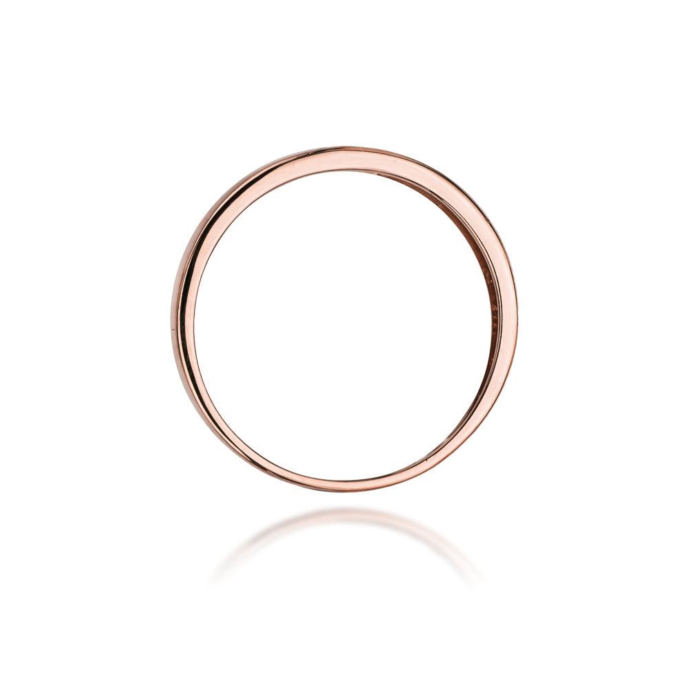 Das Bild zeigt einen roségoldenen Ring von der Seite. Der Ring hat eine glatte, glänzende Oberfläche und liegt auf einer weißen Oberfläche.