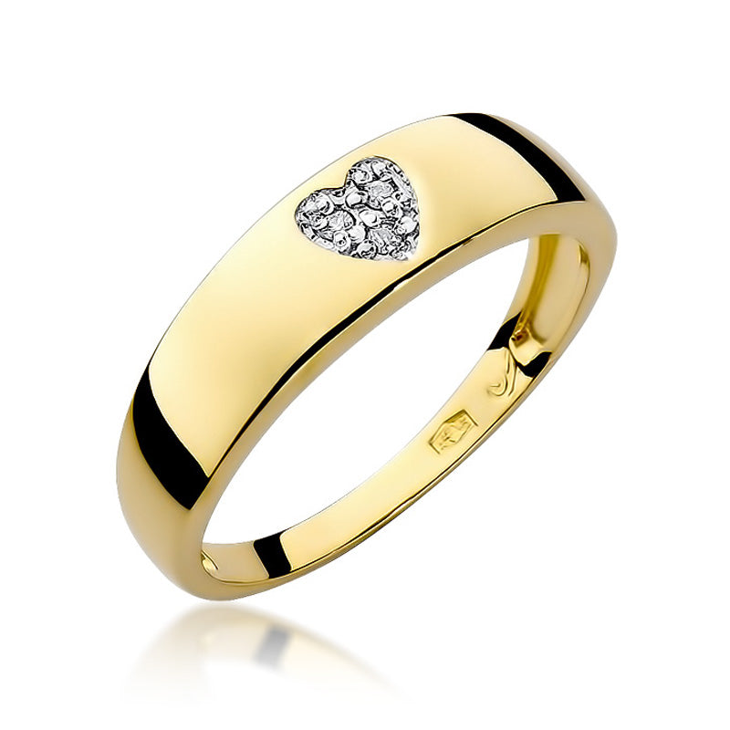 Das Bild zeigt einen goldenen Ring mit einem herzförmigen Diamanten in Nahaufnahme. Der Ring hat eine glatte, glänzende Oberfläche und das Herz ist mit kleinen Diamanten besetzt.