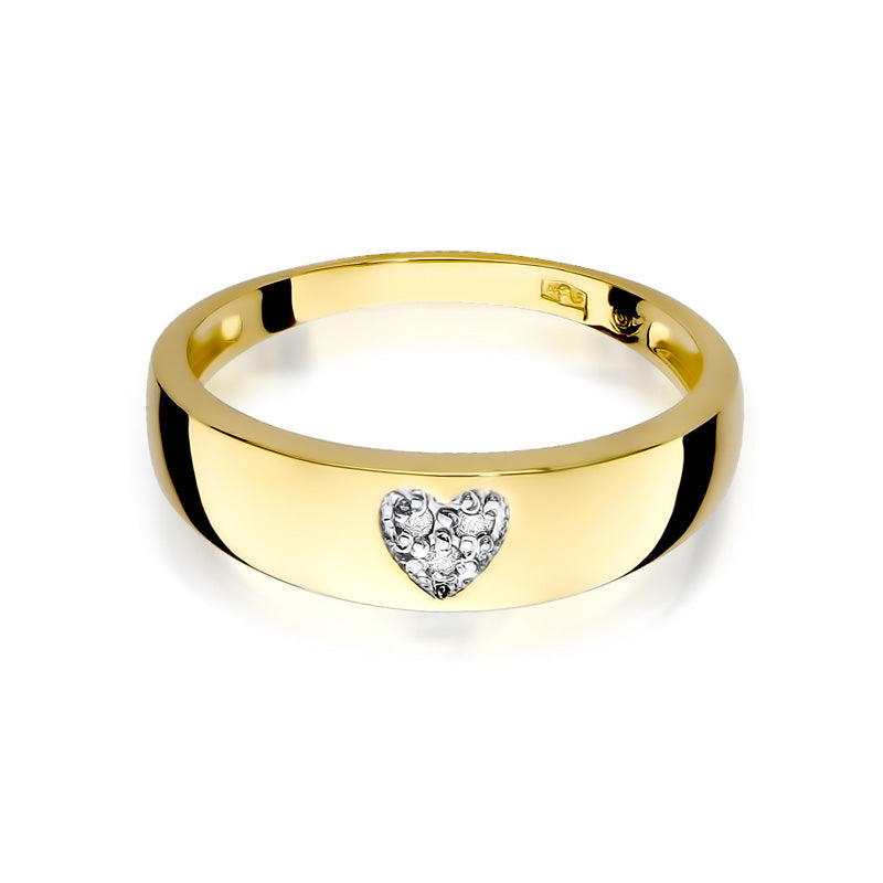 Hier ist ein goldener Ring mit einem herzförmigen Diamanten zu sehen. Das Herz ist mit mehreren kleinen Diamanten besetzt und der Ring hat eine glatte, glänzende Oberfläche.