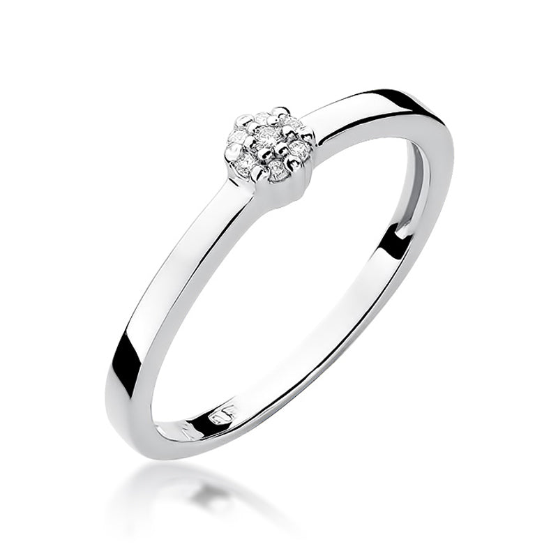 Nahaufnahme eines Verlobungsrings aus Gold 585 mit sieben Diamanten. Die Fassung und das glänzende Gold heben die Brillanz der Diamanten hervor.