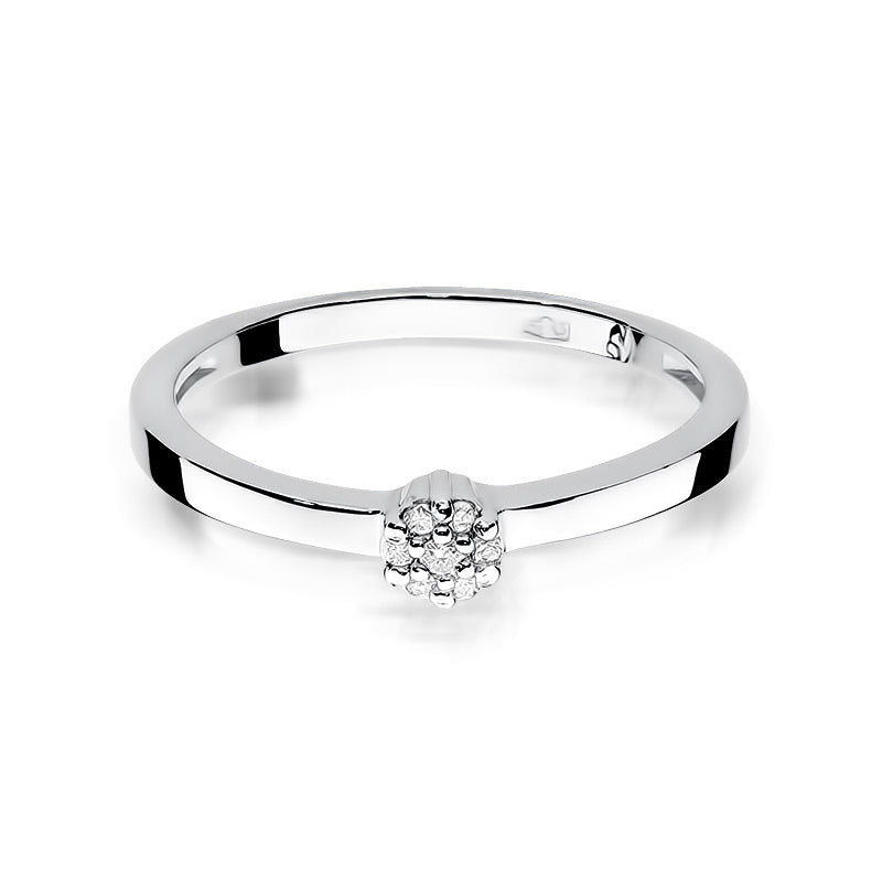 Ein stilvoller Verlobungsring aus Gold 585 mit einem großen zentralen Diamanten und sechs kleineren Diamanten. Das Design betont die Schönheit und das Funkeln der Edelsteine.