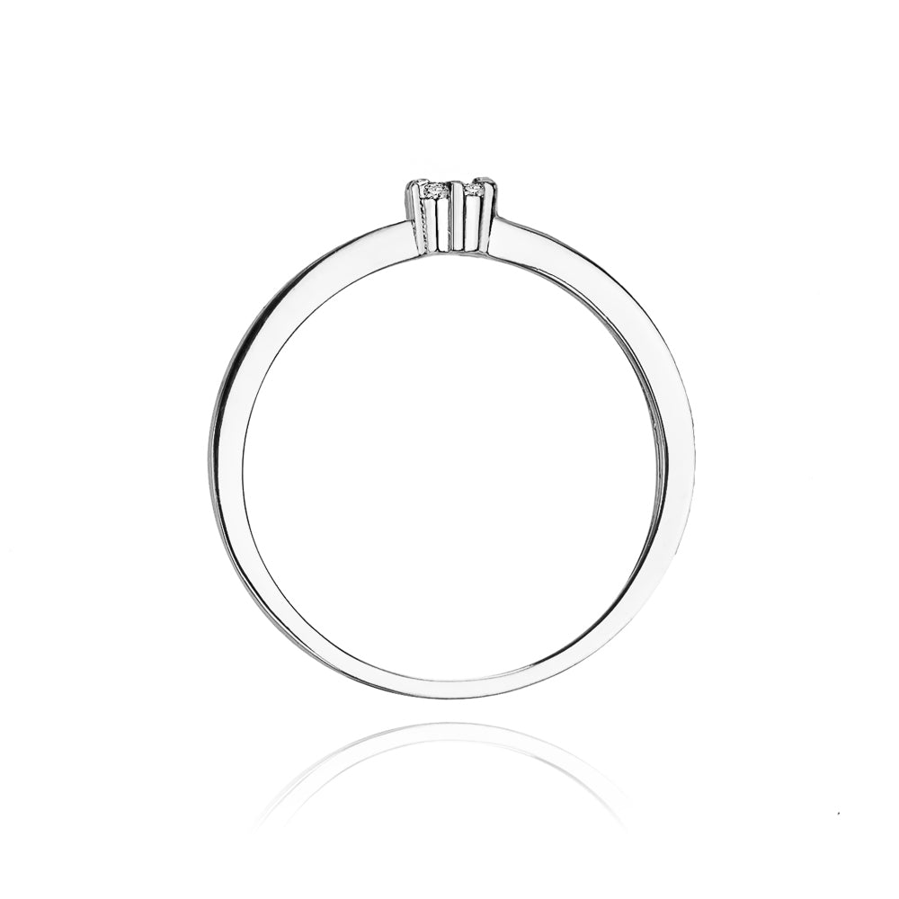Ein Verlobungsring aus Gold 585, der einen prächtigen Diamanten in der Mitte und sechs kleinere Diamanten in einer feinen Fassung zeigt. Das Design ist klassisch und luxuriös.