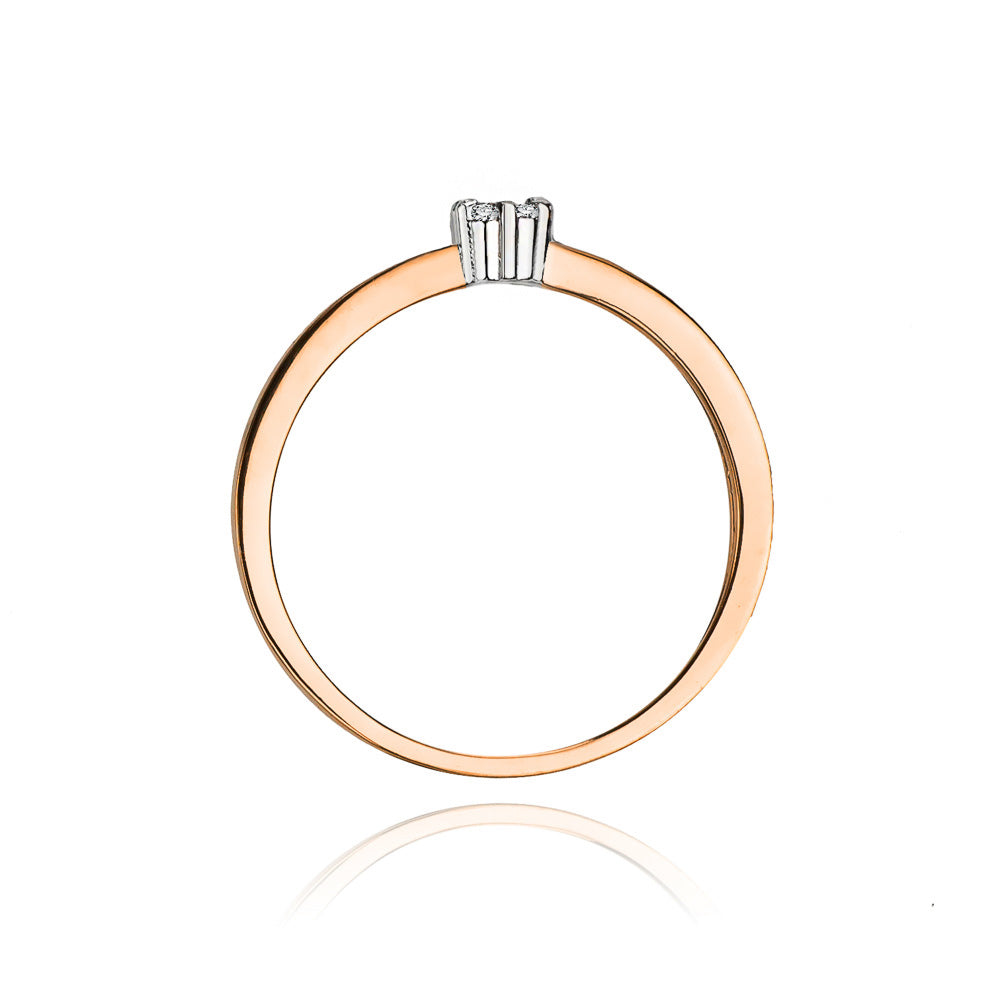 Detailaufnahme eines Verlobungsrings aus Gold 585 mit sieben funkelnden Diamanten. Die sorgfältige Verarbeitung und das elegante Design machen diesen Ring zu einem perfekten Symbol der Liebe.