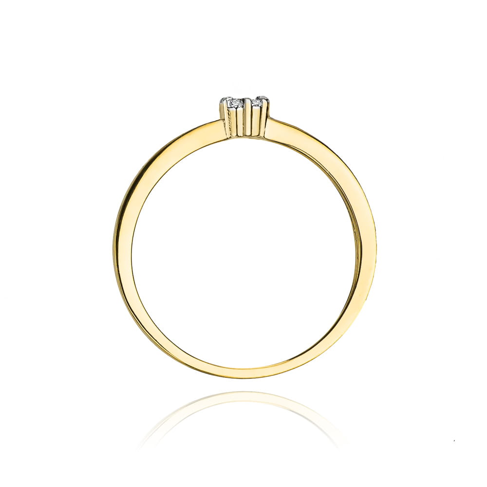 Nahaufnahme eines Verlobungsrings aus Gold 585, der einen großen Diamanten in der Mitte und sechs kleinere Diamanten zeigt. Der Ring besticht durch seine elegante Gestaltung.