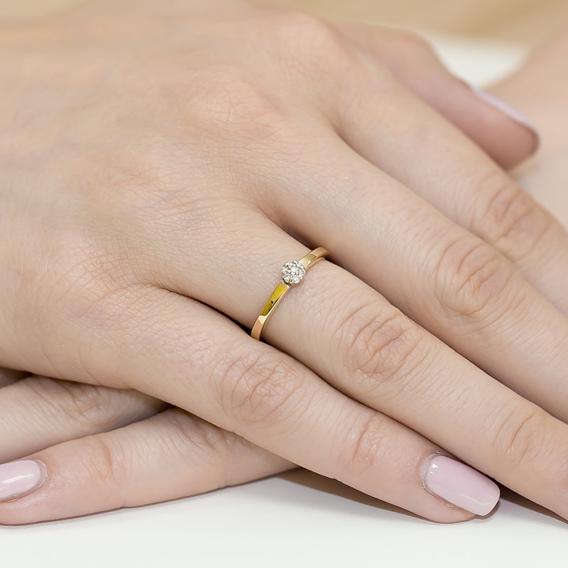 Ein eleganter Verlobungsring aus Gold 585 mit sieben funkelnden Diamanten. Das schlichte Design unterstreicht die Brillanz der Diamanten.