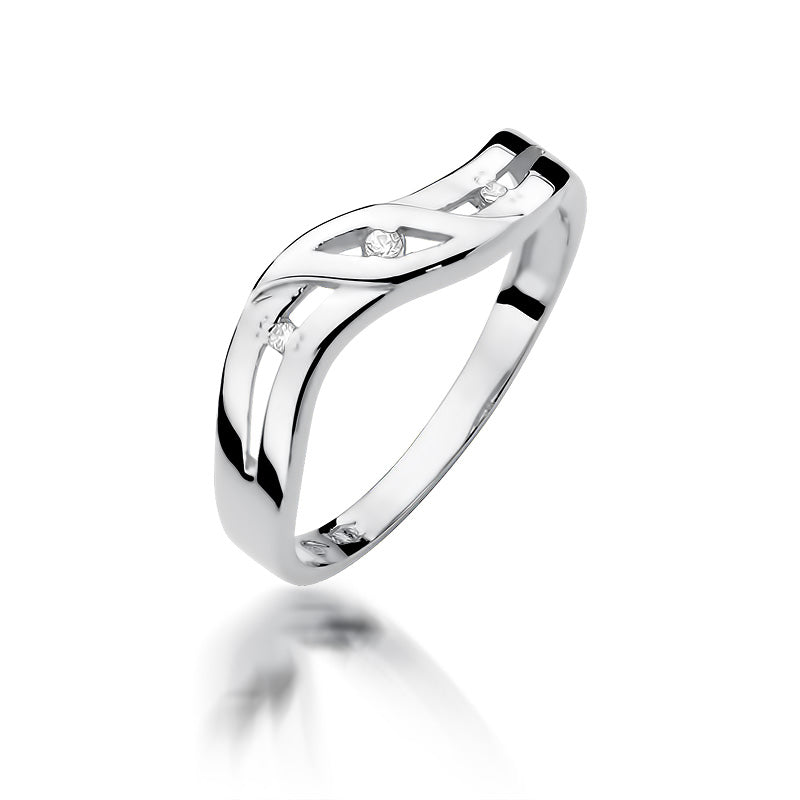 Verlobungsring aus 14k Weißgold mit einem geschwungenen Design und einem zentralen Diamanten, seitlich betrachtet.