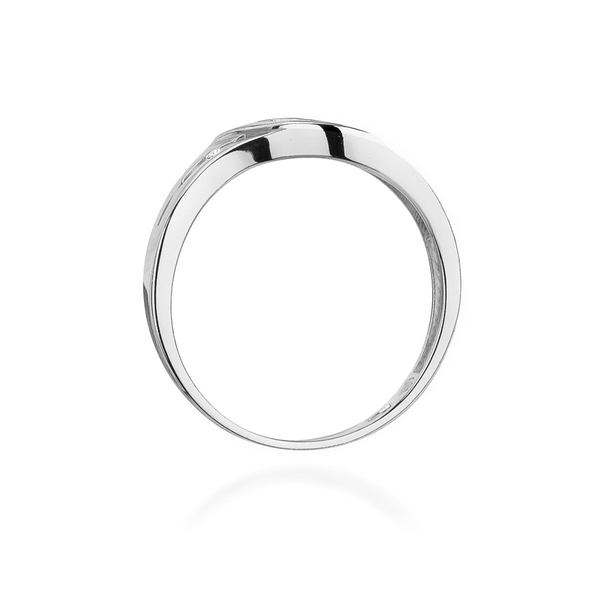 Seitliche Ansicht eines Verlobungsrings aus 14k Weißgold, die die glatte Oberfläche und das elegante Design zeigt.