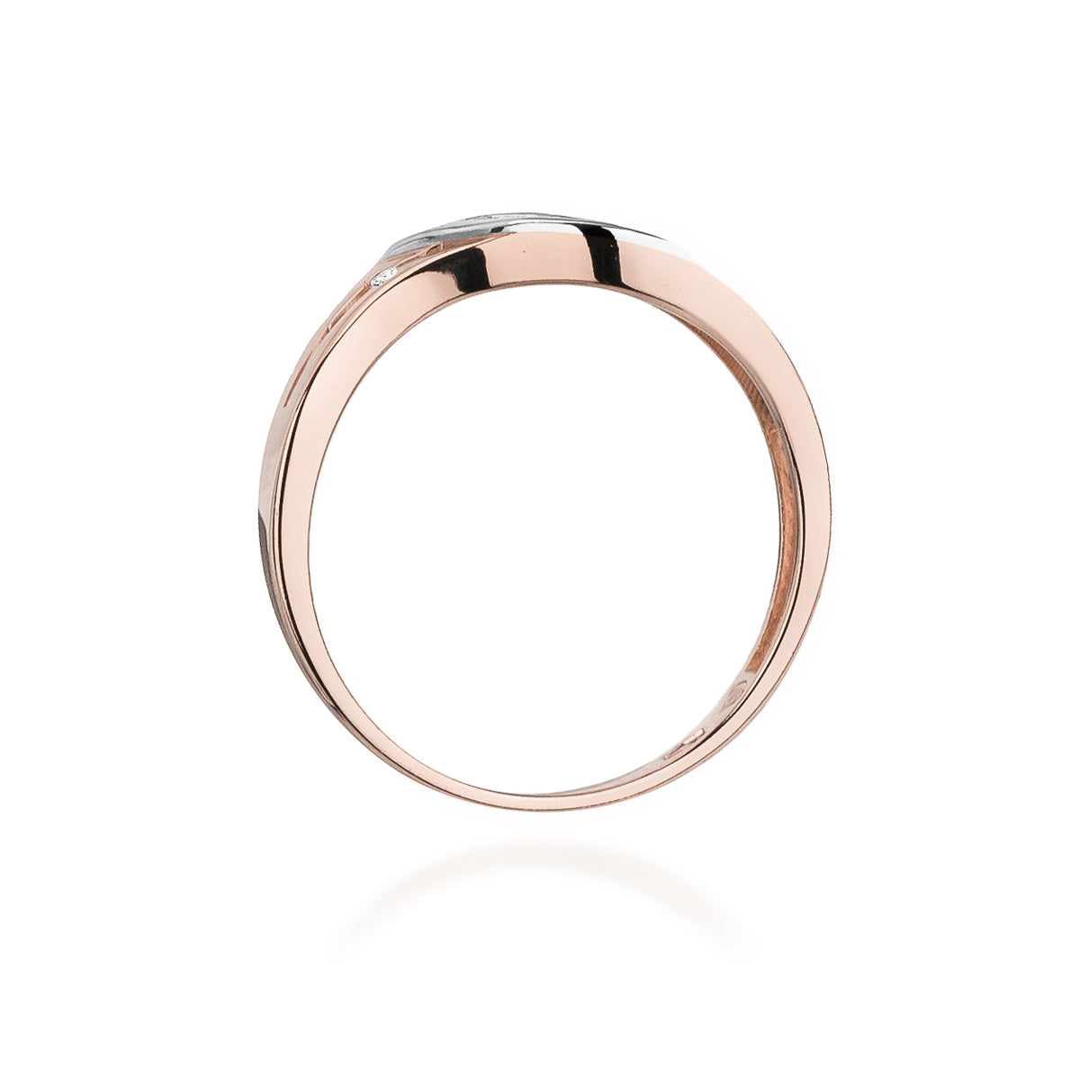 Seitliche Ansicht eines Verlobungsrings aus 14k Roségold, die die glatte Oberfläche und das elegante Design zeigt.