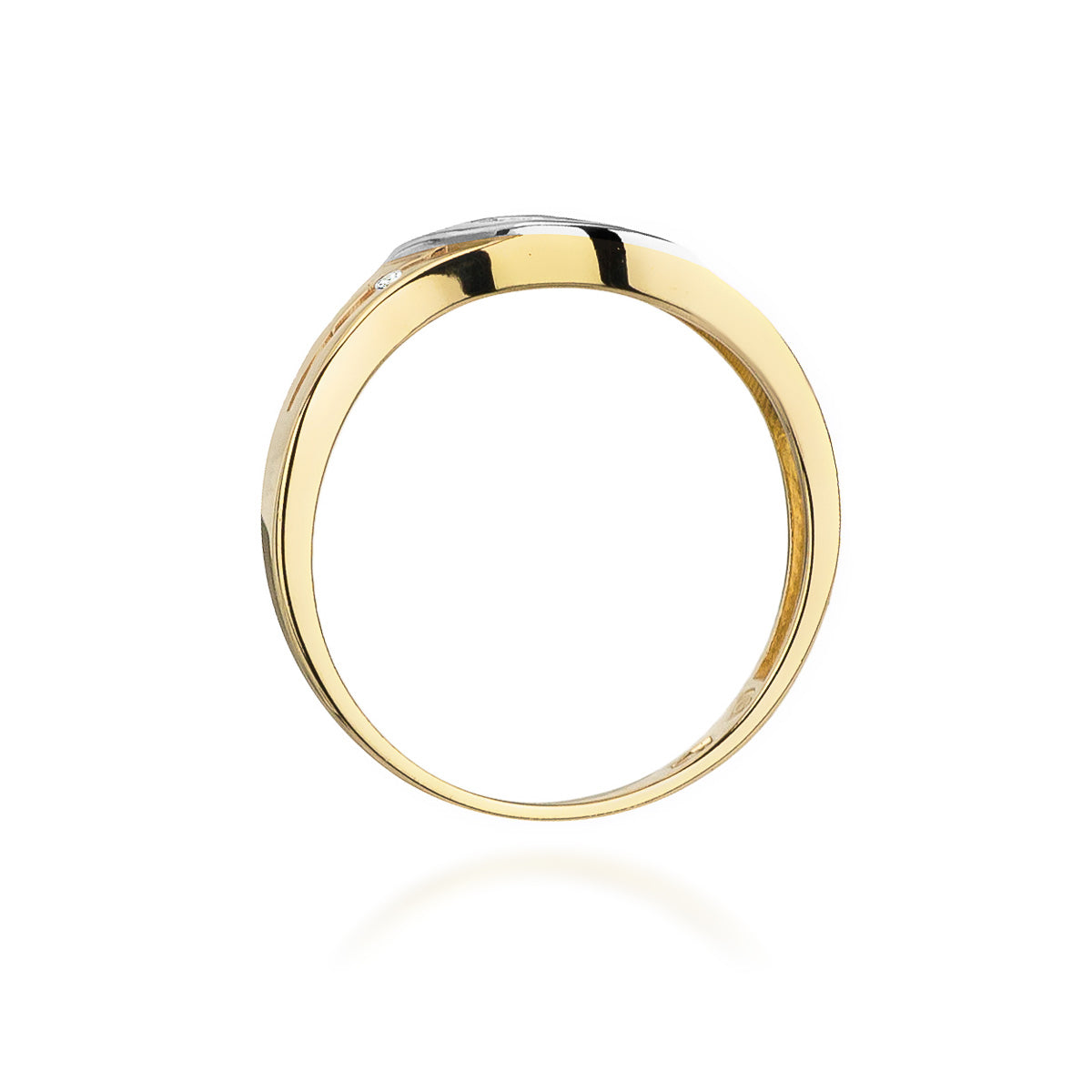 Seitliche Ansicht eines Verlobungsrings aus 14k Gold, die die glatte Oberfläche und das elegante Design zeigt.