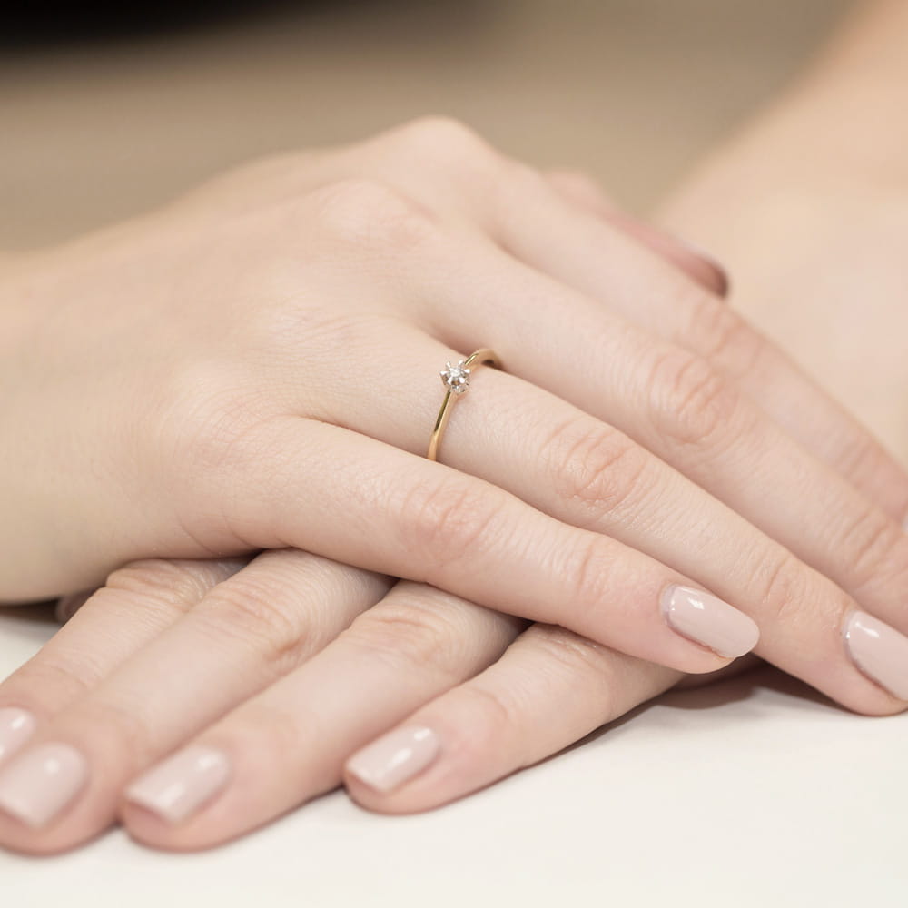 Verlobungsring aus Gelbgold 585 mit Diamant 0,04ct, auf der Hand getragen - W-111