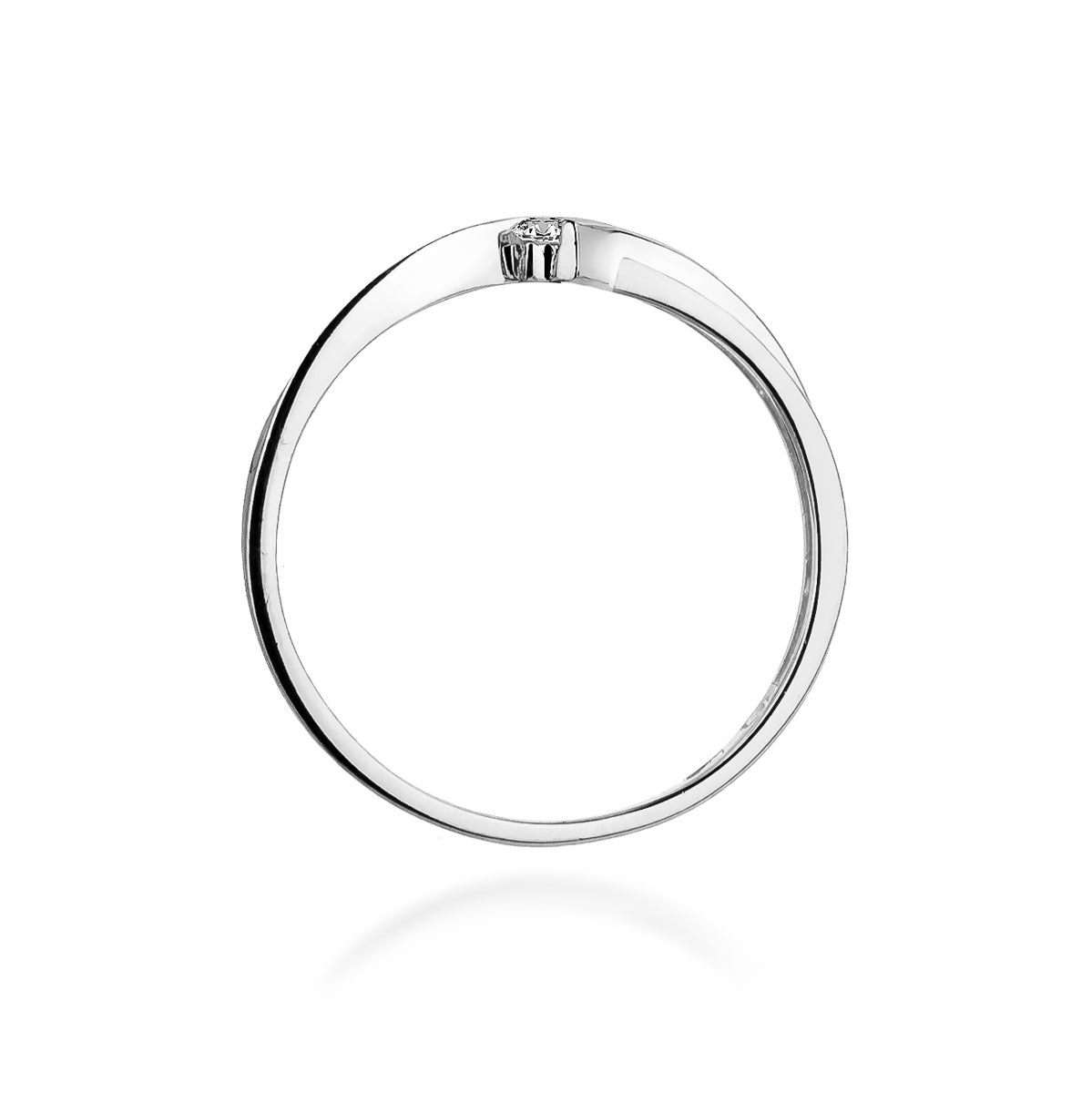 Ein eleganter Verlobungsring aus Weißgold mit einem 0,04ct Diamanten. Der Ring zeigt ein schlichtes Design mit einem zentralen Diamanten, der in einem einzigartigen Design gefasst ist.
