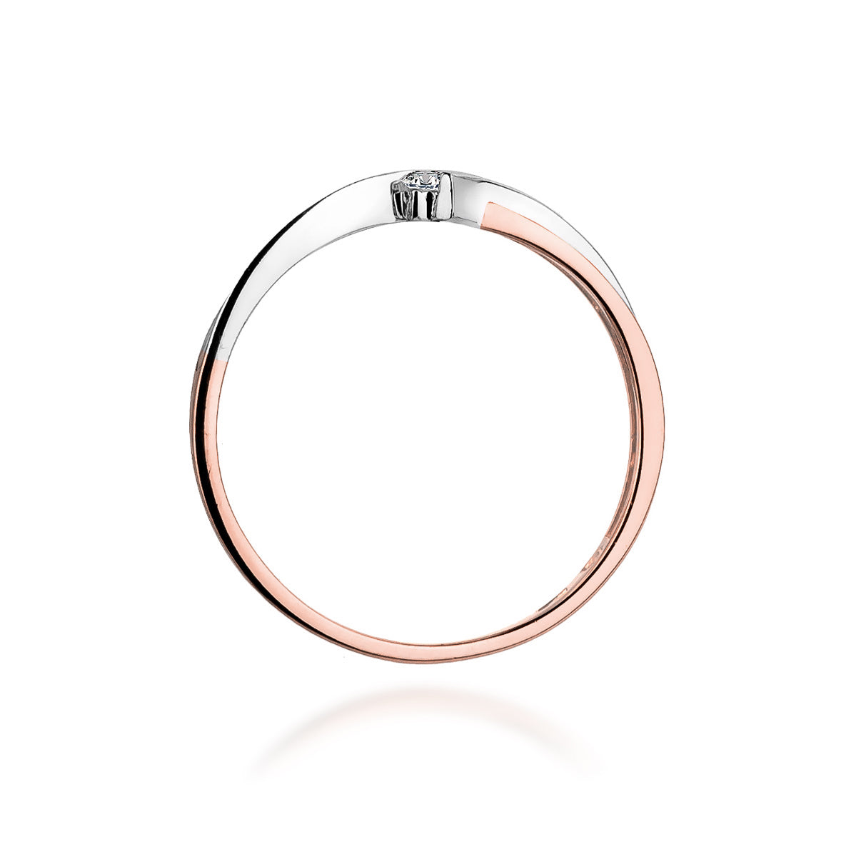Ein eleganter Verlobungsring aus Roségold mit einem 0,04ct Diamanten. Der Ring zeigt ein schlichtes Design mit einem zentralen Diamanten, der in einem einzigartigen Design gefasst ist.