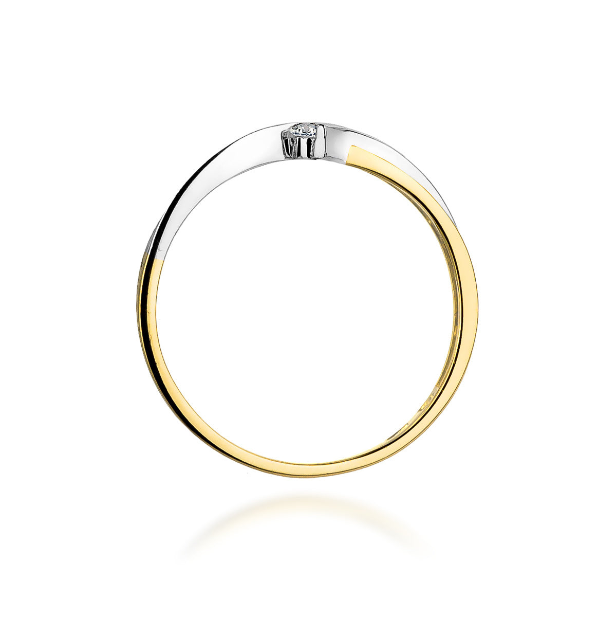 Ein eleganter Verlobungsring aus 14K Gold mit einem 0,04ct Diamanten. Der Ring zeigt eine Kombination aus glänzendem Gold und Weißgold mit einem zentralen Diamanten, der in einem einzigartigen Design gefasst ist.