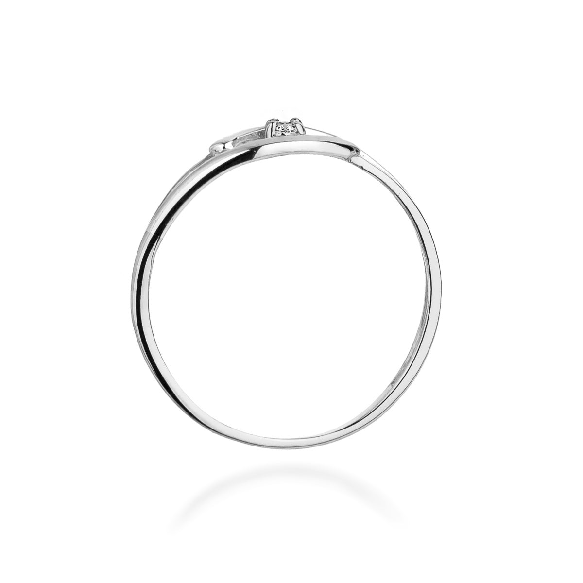 Seitliche Ansicht eines Verlobungsrings aus 14K Weißgold mit einem Diamanten. Der Ring hat ein schlankes und elegantes Profil.