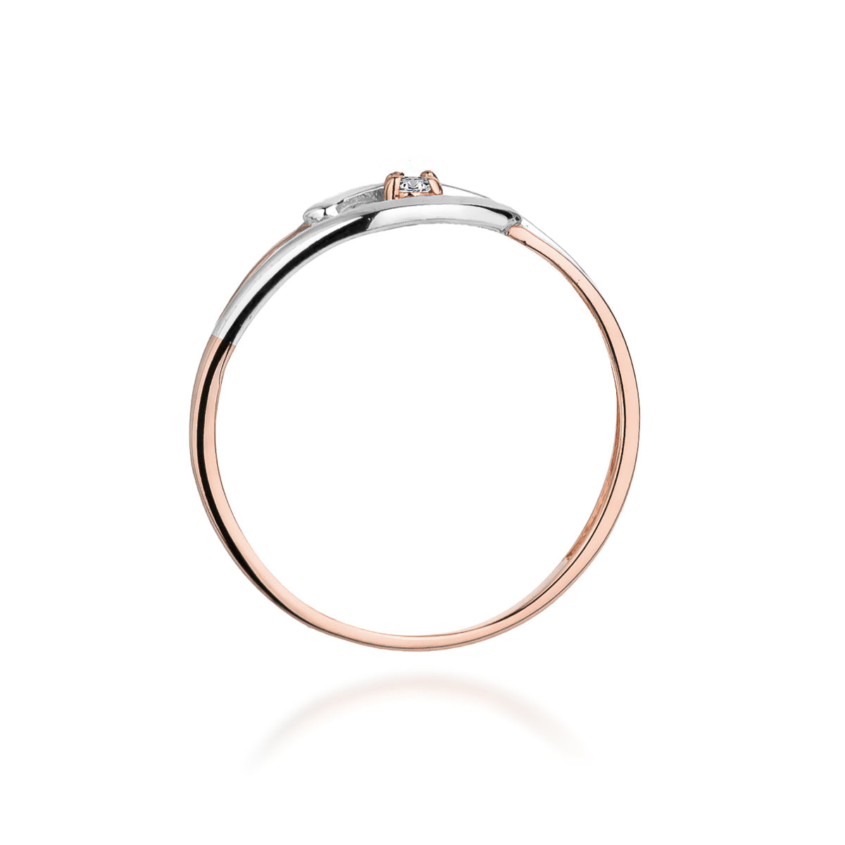 Seitliche Ansicht eines Verlobungsrings aus 14K Roségold mit einem Diamanten. Der Ring zeigt sein schlankes und elegantes Profil.