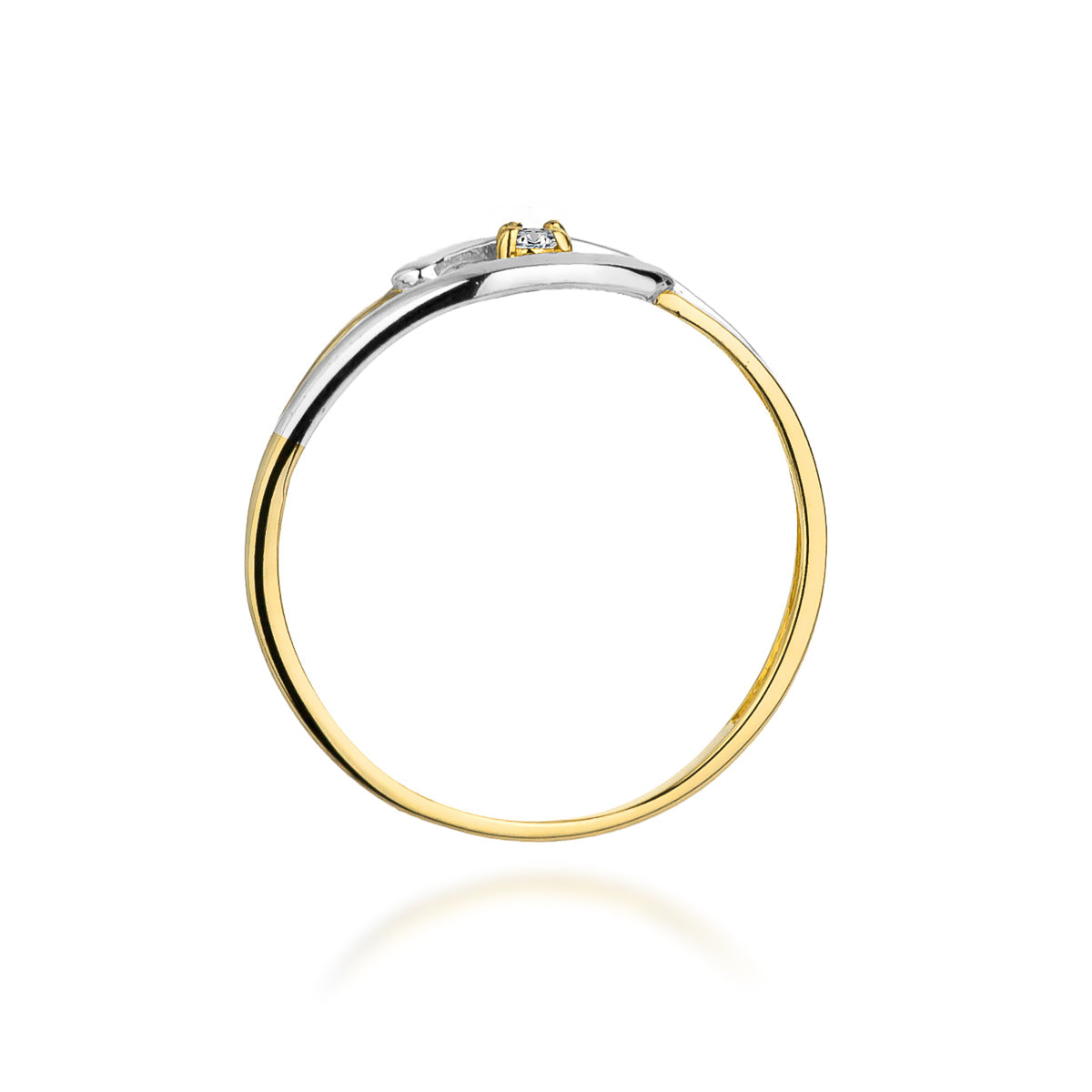 Seitliche Ansicht eines Verlobungsrings aus 14K Gelbgold mit einem Diamanten. Der Ring zeigt sein schlankes und elegantes Profil.