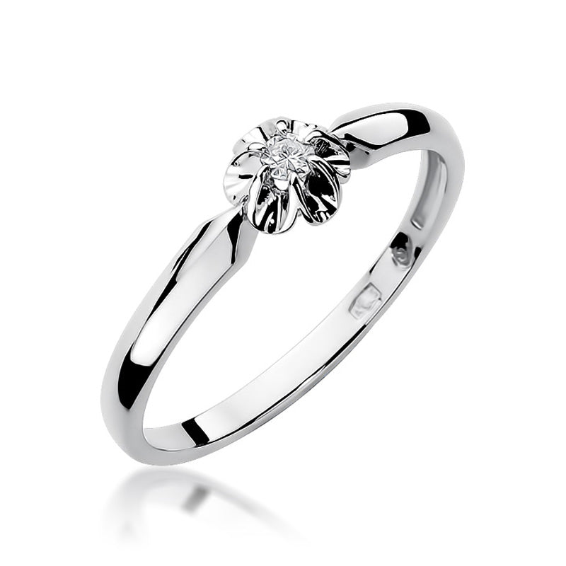 Nahaufnahme eines 585 Weißgold Verlobungsrings mit einem funkelnden Diamanten in einer blütenartigen Fassung. Der Ring strahlt Eleganz und Schlichtheit aus.