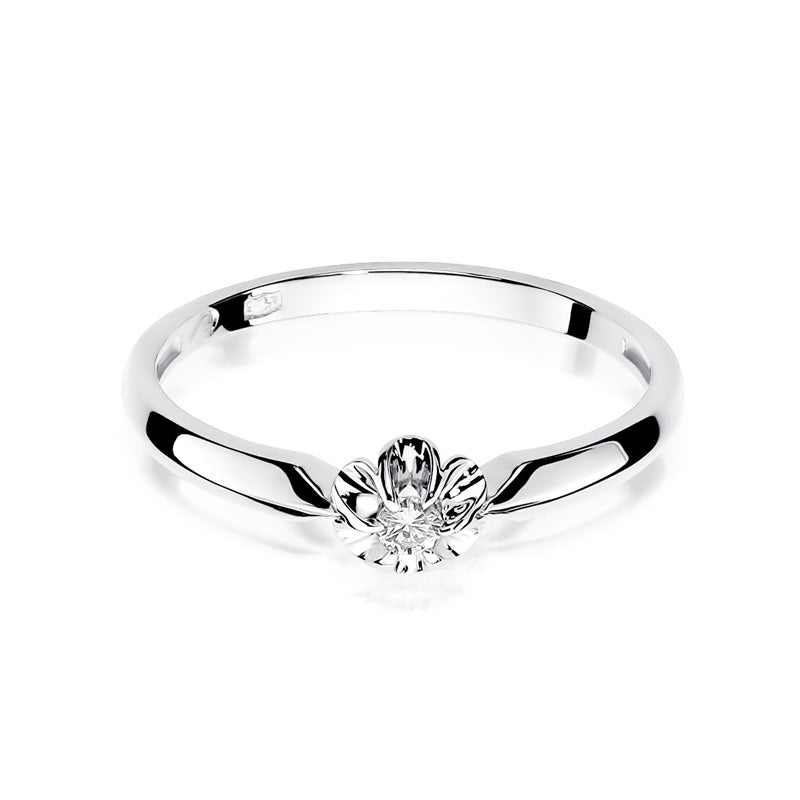 Dieser 585 Weißgold Verlobungsring zeigt seinen brillanten Diamanten in einer blütenförmigen Fassung. Der Ring hat ein schlichtes und elegantes Design.
