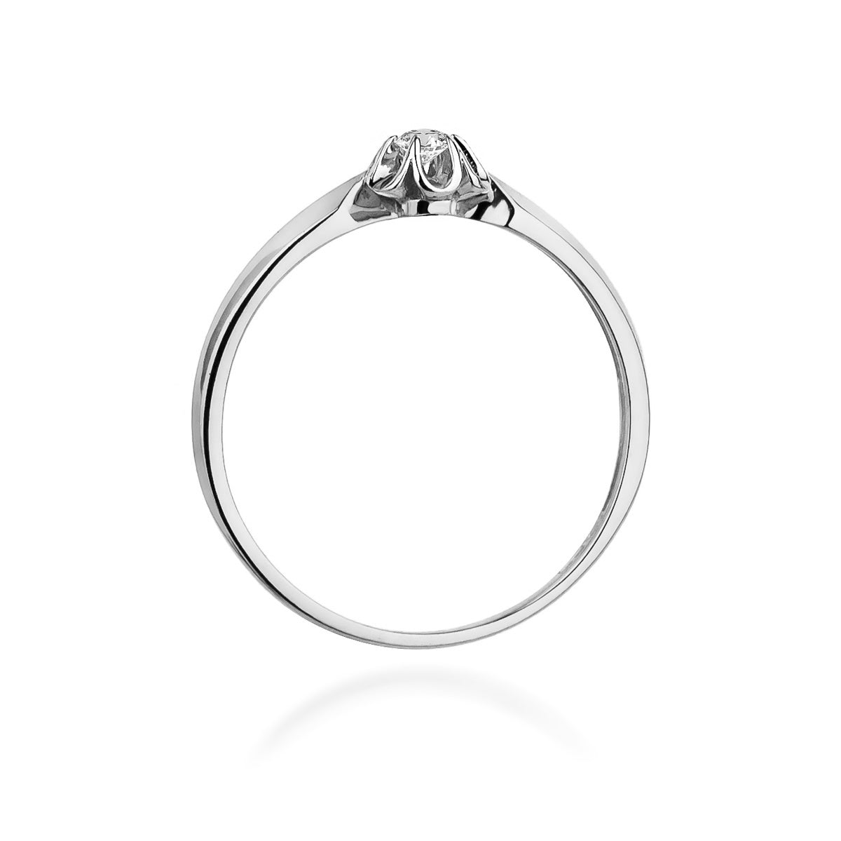 Seitenansicht eines Verlobungsrings aus Weißgold 585 mit einem in einer blütenförmigen Fassung gefassten Diamanten. Der Ring hat ein elegantes und schlankes Design.